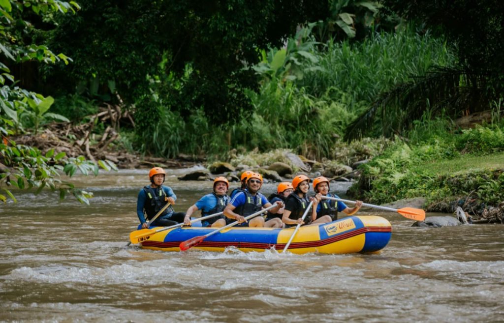 Main rafting di sungai ayung di bongkasa pertiwi