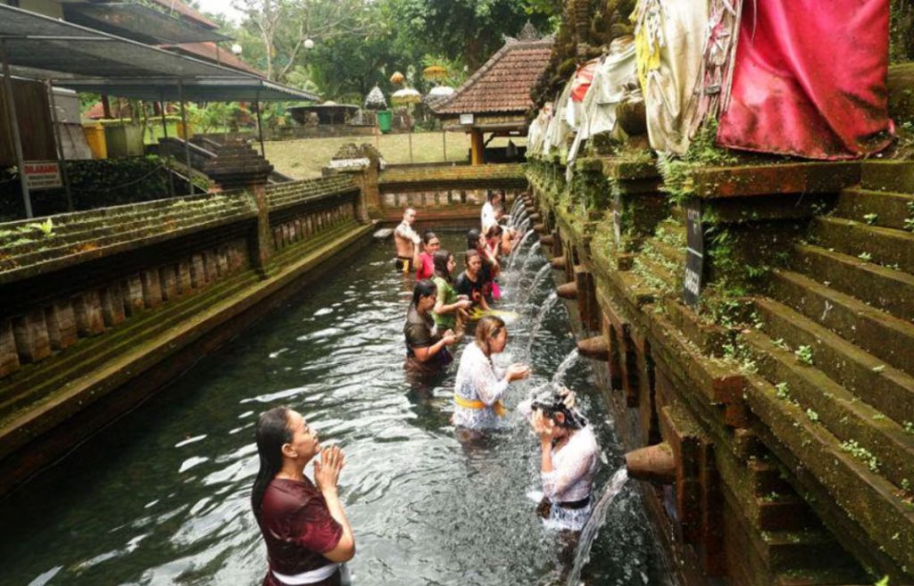 Tradisi melukat di pancoran solas taman mumbul sangeh Tradisi melukat di pancoran solas taman mumbul sangeh