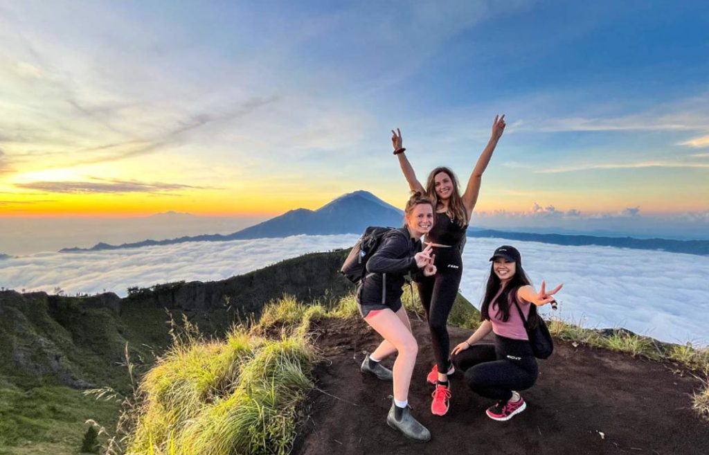 view kaldera saat sunrise di gunung batur