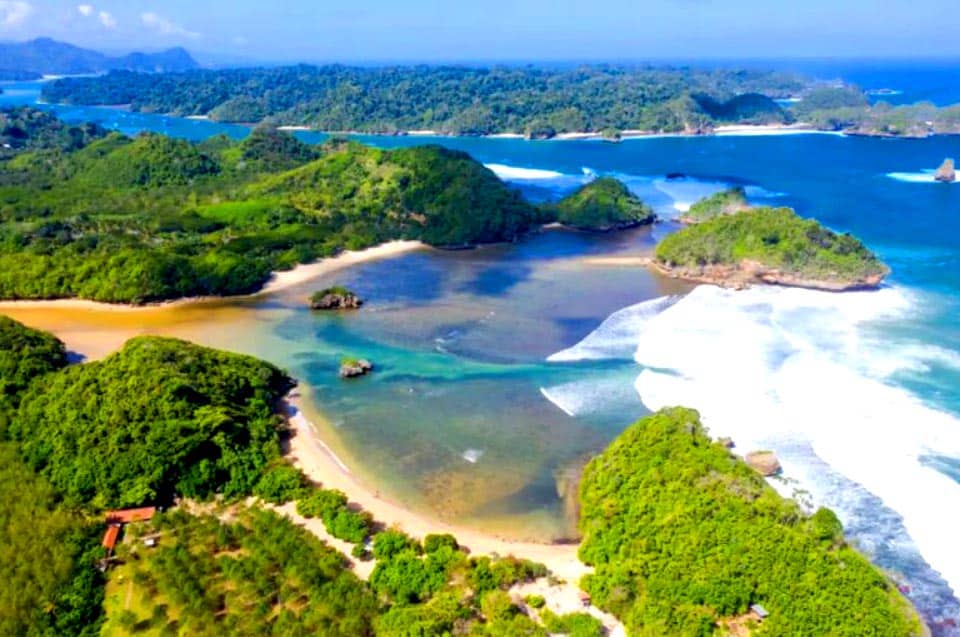 Daya Tarik Pantai Teluk Asmara