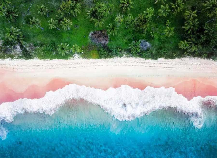 Daya Tarik Utama Pantai Tiga Warna