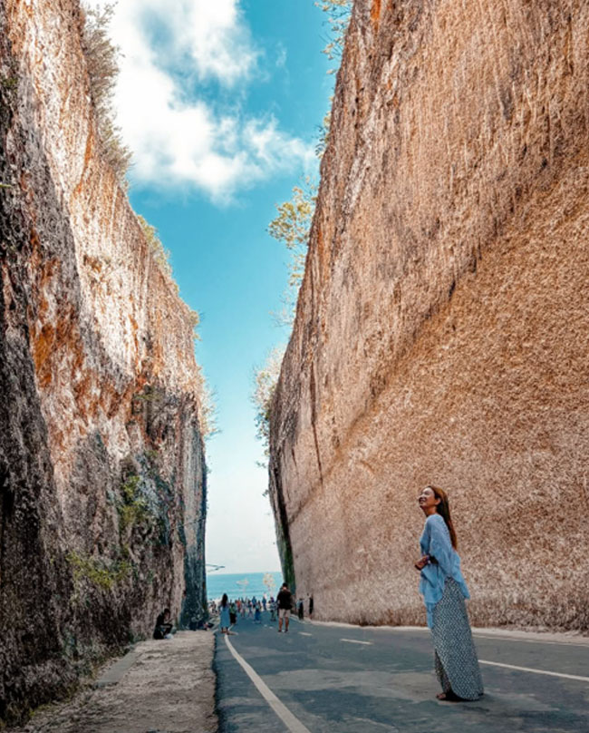 Jalan membelah tebing Pantai Tanah Barak Bali