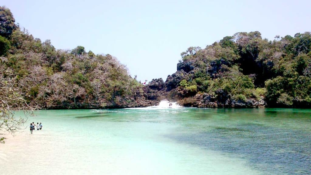 pantai selendang biru dekat dengan pulau sempu