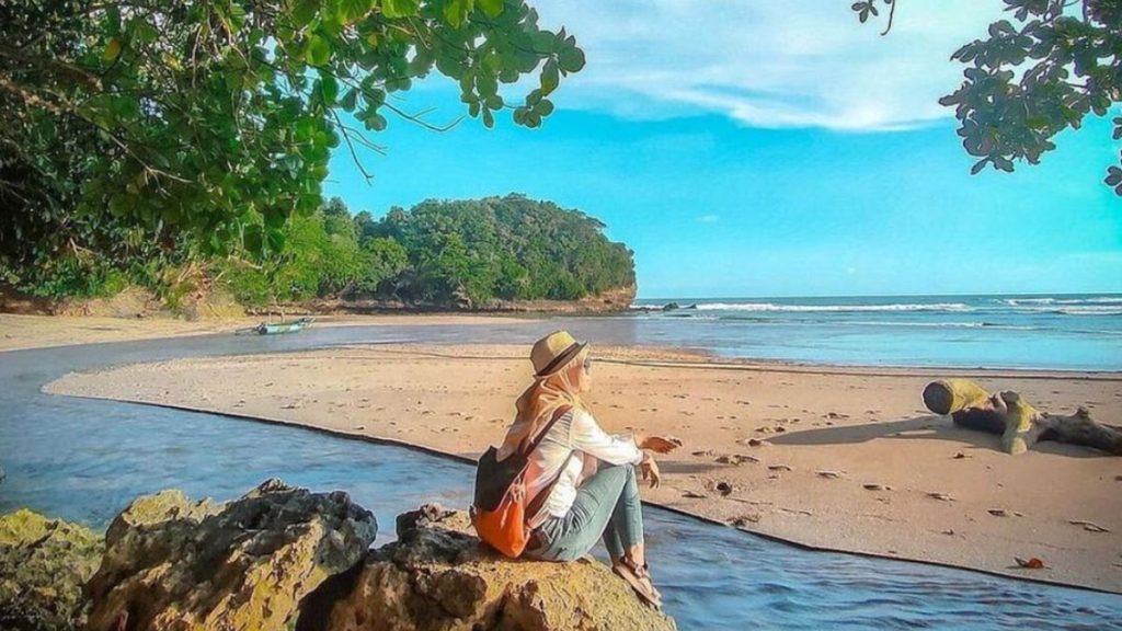 spot camping hingga snorkeping di pantai gatra