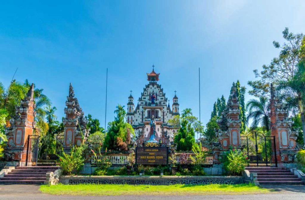 Gereja Unik Bergaya Arsitektur Bali