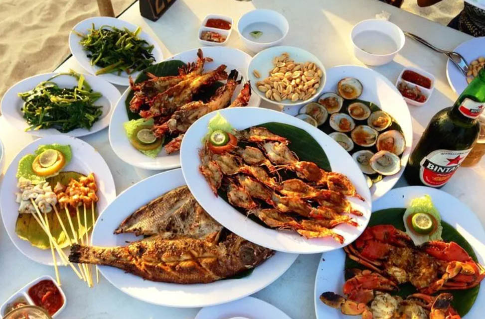 hidangan seafood ikan dan udang bakar jimbaran