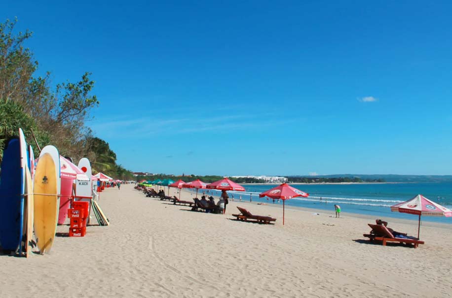 pantai kuta Tempat Wisata Dekat Bandara Ngurah Rai