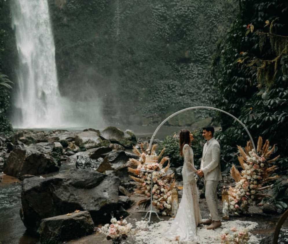 prawedding at nungnung waterfall