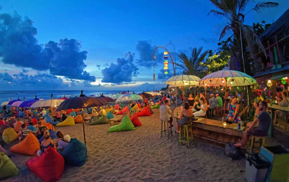 suasana sore hari di pantai seminyak