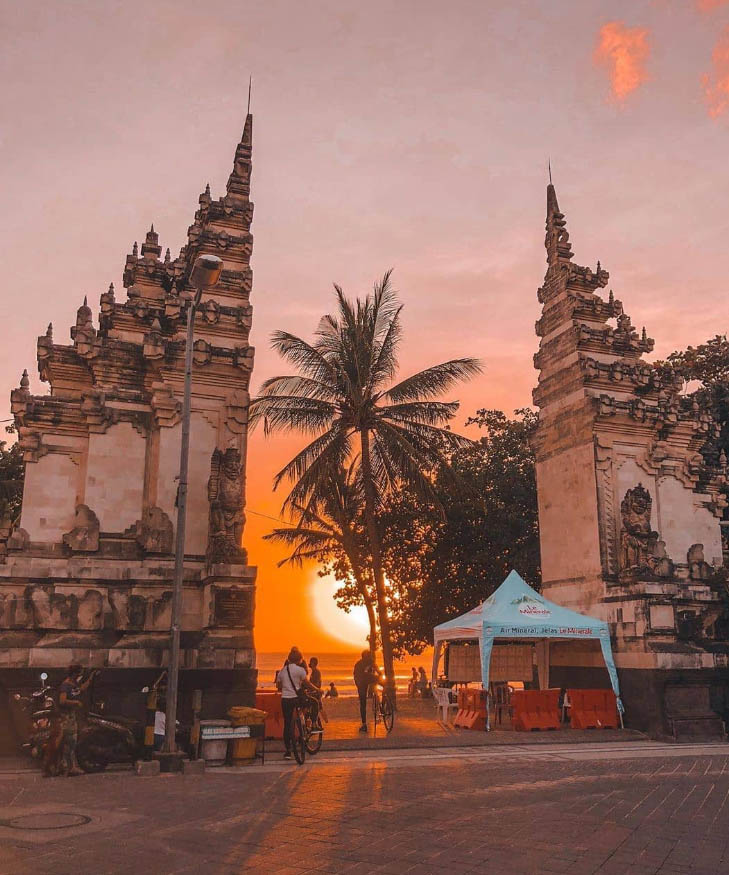 sunset di gerbang pantai kuta