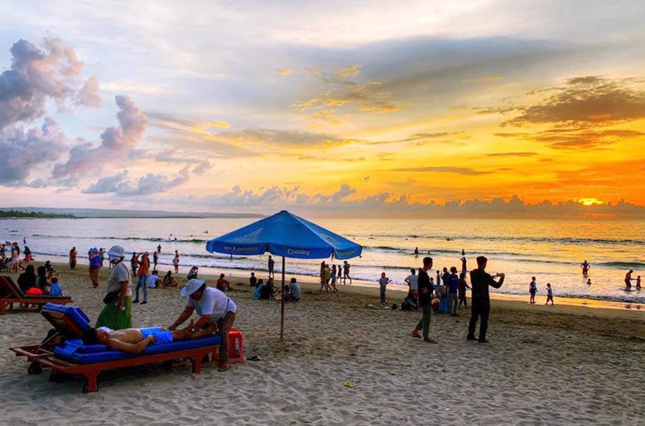 sunset di pantai kuta bali