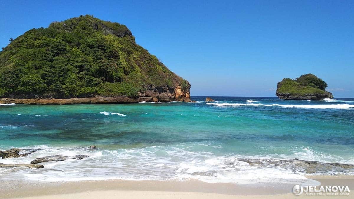 Pantai Goa Cina Malang: Ombak Dramatis, Harga Tiket, Rute & Tips Terbaru 2026