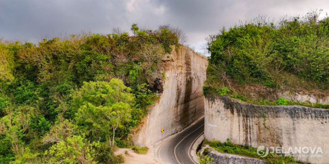 Pantai Tanah Barak: Menjelajahi Keajaiban Jalan Membelah Tebing di Selatan Bali