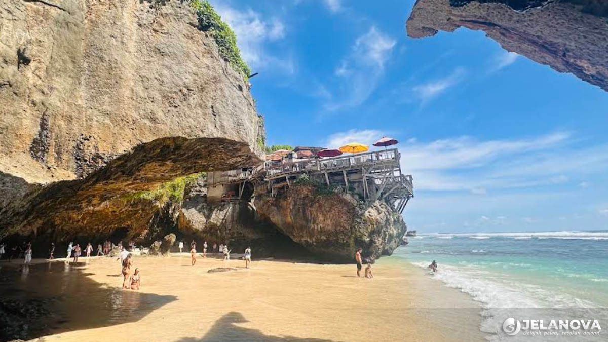 Pantai Suluban Bali: Hidden Beach Unik di Bawah Tebing Uluwatu
