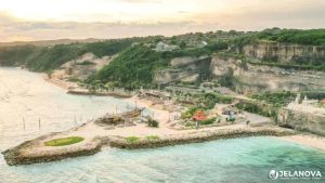 Pantai Melasti Bali: Destinasi Favorit Sunset dan Foto Instagramable