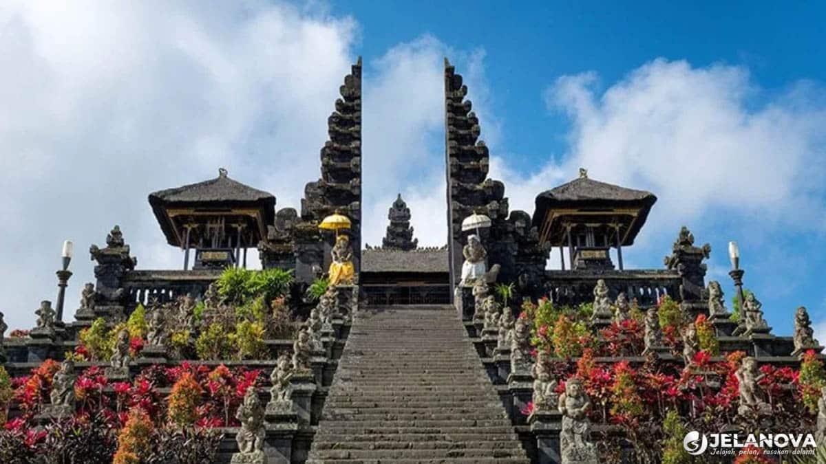 Pertama Kali ke Pura Besakih? Ini yang Akan Kamu Rasakan Saat Sampai di Sana